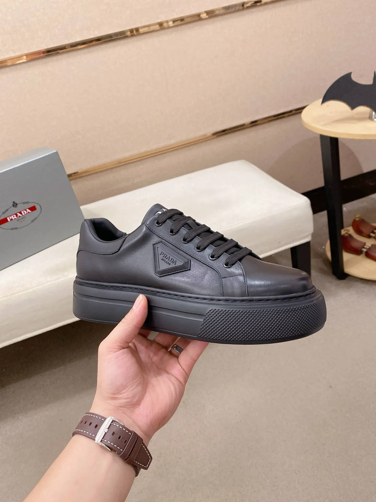 Men's shoes 💰 580💰 ✔️✔️✔️High version High-quality new PRADA (Prada) counters are launched simultaneously, new men's shoes, 😘fabrics are selected from first-layer cowhide fabrics. Lining: Imported cowhide leather lining. 👍🏿High-end☄️Open-molded non-slip rubber outsole, exquisite lines, simple and elegant, comfortable and high-end for leisure travel. Code number: 38 to 45
